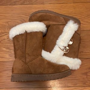 Size 8. Snow boots.